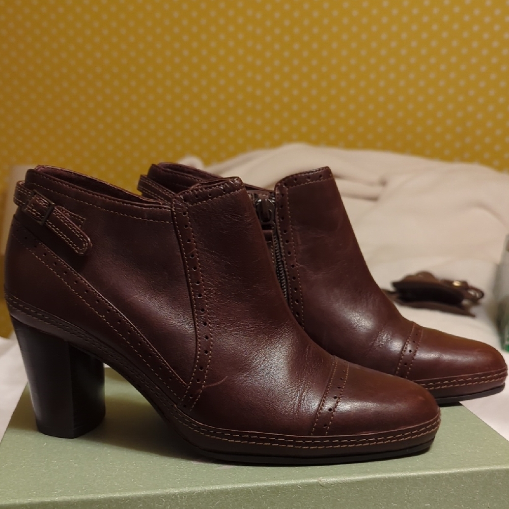 Clarks "Dublin" Artisan Collection - GUC Elegant Brown Leather Ankle Boots 6.5